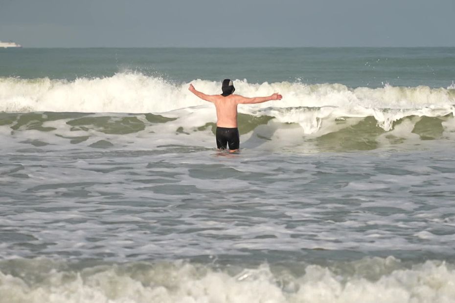 À 76 ans, il se baigne chaque jour en hiver dans la Manche et apprécie l’eau glacée