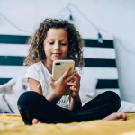 Smartphone à 12 ans : résultats d'une étude sur la santé des enfants révélés