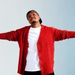 Couleurs tropicales : Soprano présente son titre engagé « Hiro » dans la séquence gold