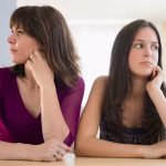 Une femme répond aux remarques de sa belle-mère et affirme ses limites familiales