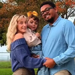 Critiquée pour l’éducation de sa fille autiste, une mère répond avec force et authenticité