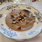 Velouté de châtaignes aux noisettes et pain d’épices : une recette automnale savoureuse