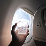 Une étude révèle que l’eau servie à bord des avions peut contenir des bactéries nocives