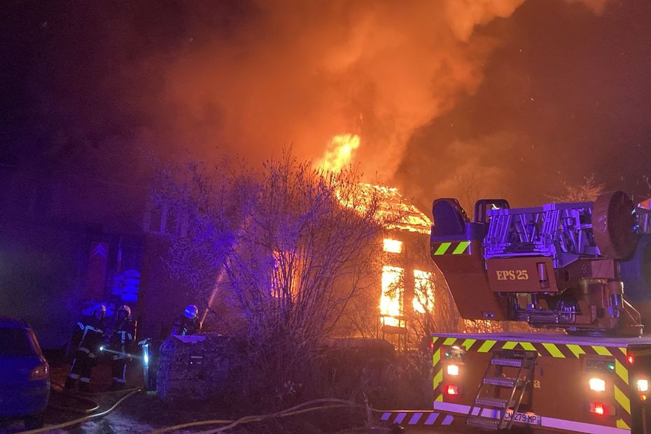 Incendie dans un pavillon : une personne évacuée après l’intervention des secours