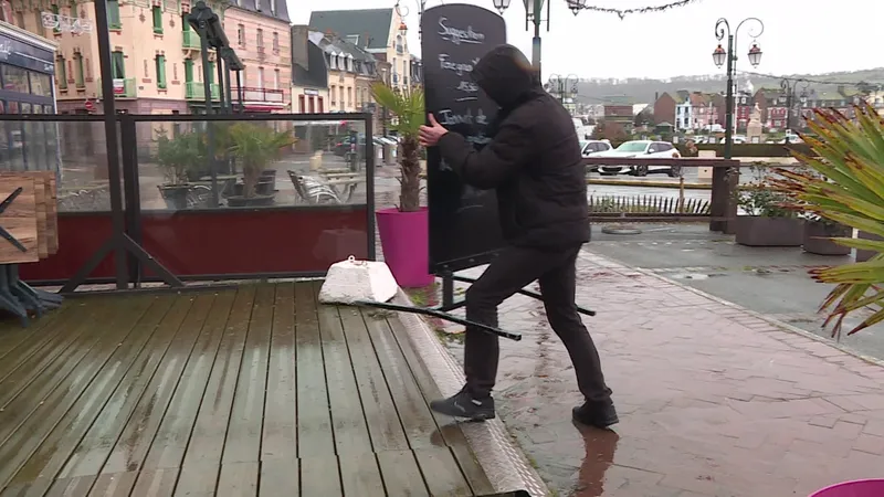 Les restaurants de Mers-les-Bains ont rangé les tables et chaises de leur terrasse ce jeudi 8 janvier 2026.