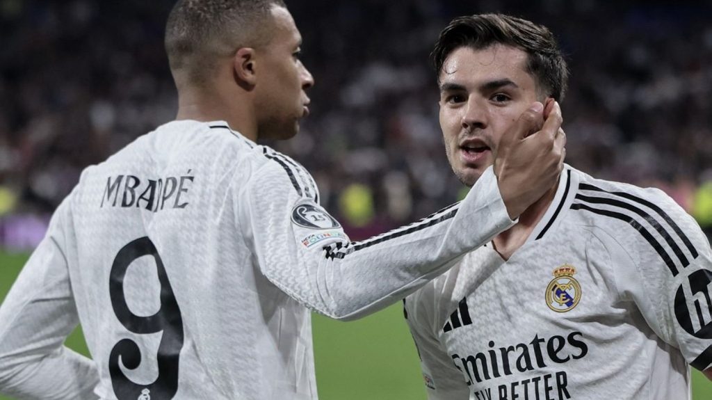 Kylian Mbappé soutient Brahim Diaz après son penalty manqué contre le Sénégal