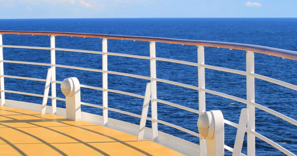 Des retraités abandonnent tout pour vivre à bord d'un paquebot.