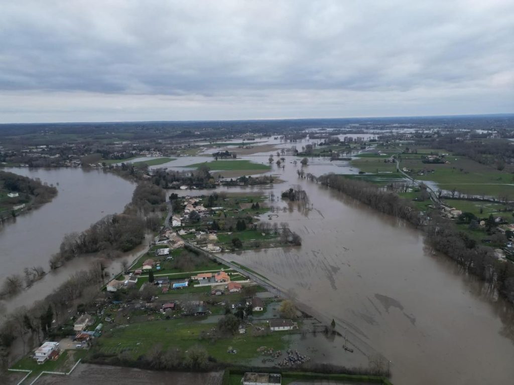 Crues et inondations à Sainte-Terre : évacuation de 24 habitants par tracteurs et bateaux