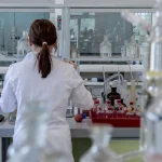 Prison ferme pour deux policiers ayant frappé une serveuse et des clients