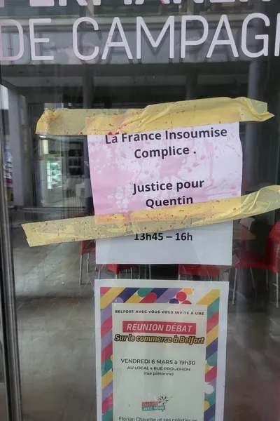 Des affiches'Justice pour Quentin' ont été collées sur les vitres.