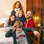 La famille Poussin au complet : les parents, Laetitia et Nicolas, et leurs trois enfants, Manon, 12 ans, Camille, 4 ans, et Matthieu, 10 ans