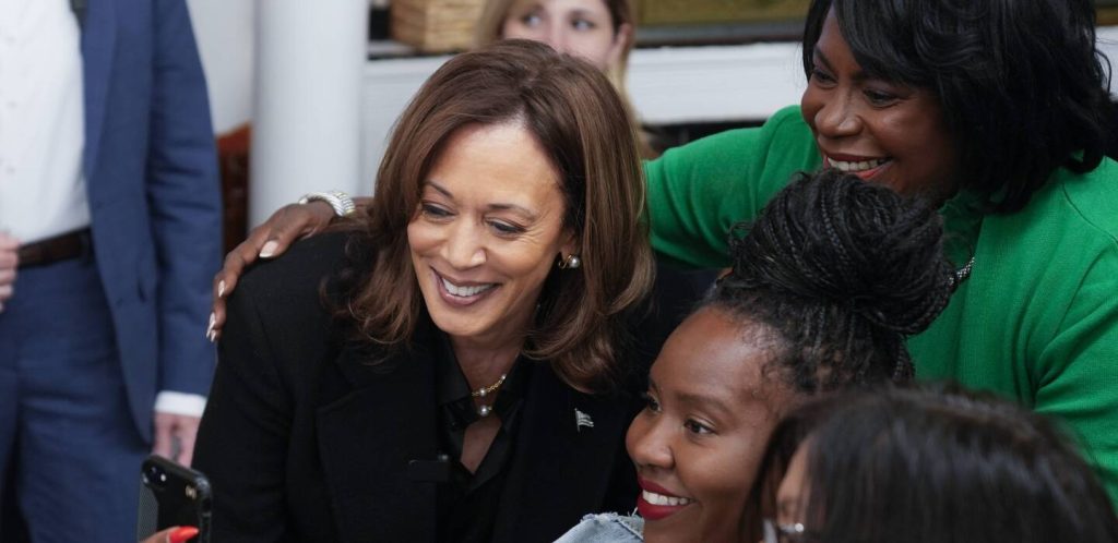 Midterms : Kamala Harris tente de motiver les jeunes démocrates malgré ses maladresses
