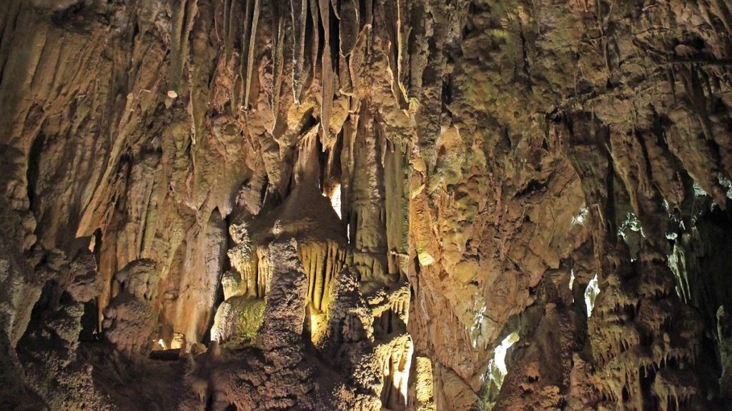 La sortie tourne au drame en Occitanie : un spéléologue fait une chute mortelle, l’étroitesse de la cavité complexifie la remontée de son corps