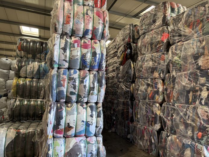 Les vêtements dédiés à l’export sont stockés dans des ballotins en plastique pour les protéger de l’humidité.