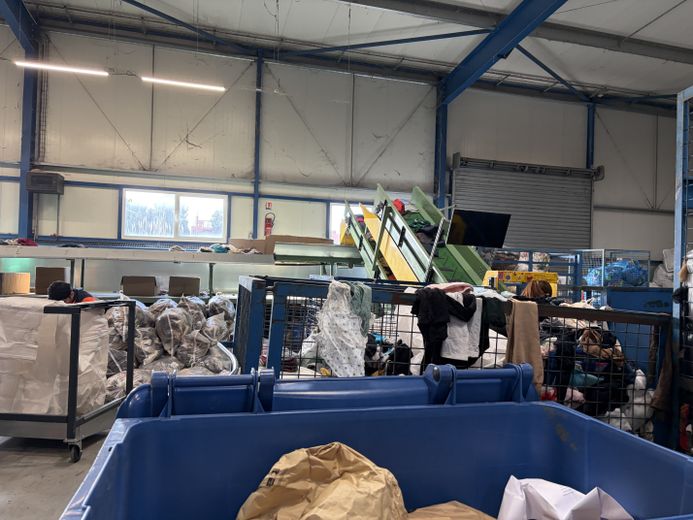 De nombreux salariés sont positionnés sur la plateforme pour assurer le tri manuellement.