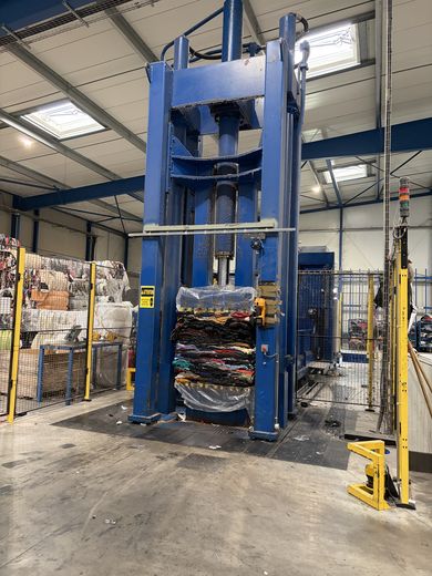 Le Relais utilise une presse hydraulique pour condenser les vêtements et qu’ils prennent moins de place.