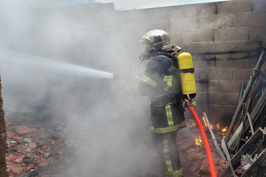 Incendie dans le Doubs : un septuagénaire trouvé mort coincé dans sa maison en flammes.