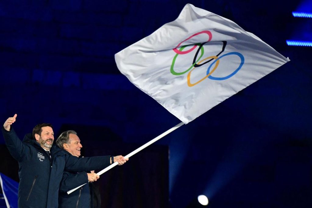 JO 2026 : le drapeau olympique remis aux Alpes françaises, hôtes des Jeux d'hiver en 2030