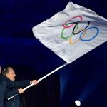 JO 2026 : le drapeau olympique remis aux Alpes françaises, hôtes des Jeux d'hiver en 2030