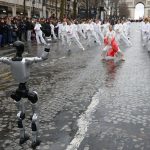 Paris : un robot humanoïde au cœur du défilé du Nouvel An chinois sur les Champs-Élysées