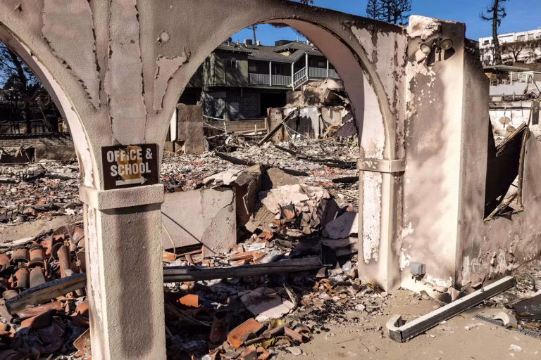 Incendies à Los Angeles : enquête en Californie sur les alertes et retards des secours à Altadena