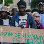 L'Espagne régularise plus de 500 000 migrants, défiant la politique européenne