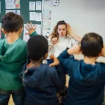 À Lyon, des initiatives pour rompre le cycle de la grande pauvreté en contactant les parents d'élèves