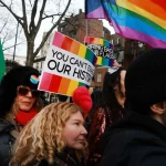 Stonewall sans drapeau arc-en-ciel : New York réagit à l'effacement de la mémoire LGBT
