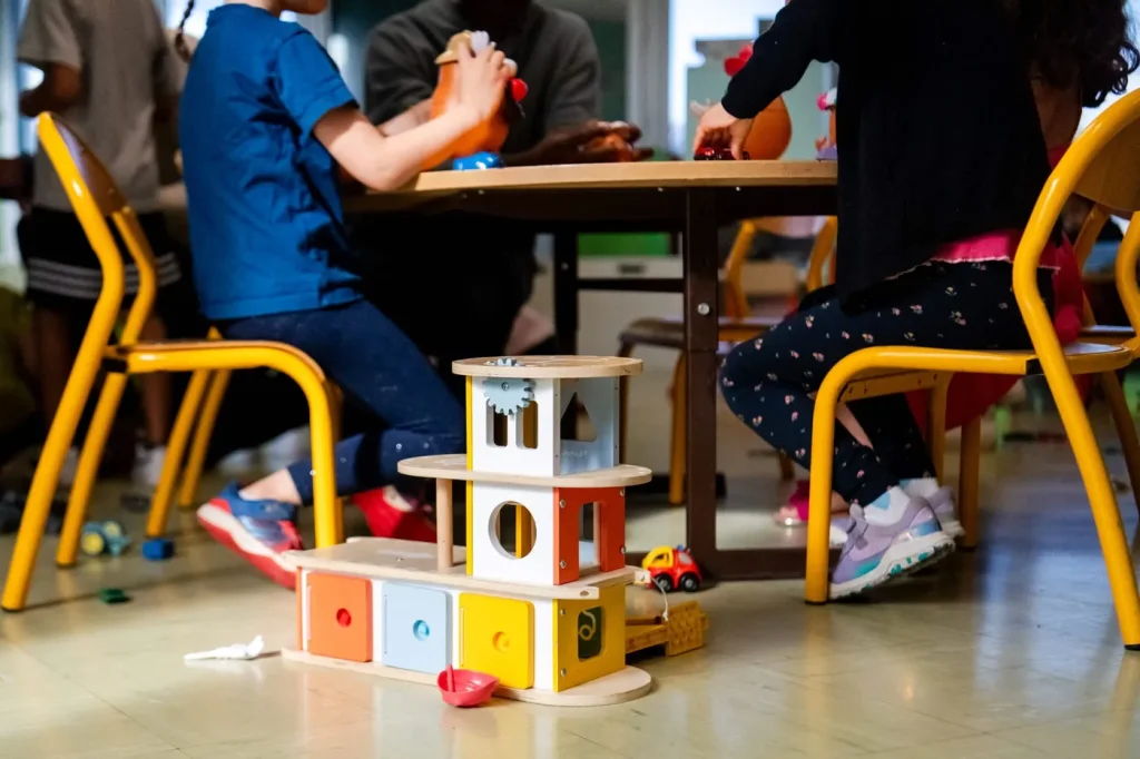 Neuf animateurs d'une école maternelle à Paris suspendus pour violences dans le périscolaire