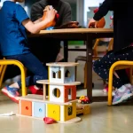 Neuf animateurs d'une école maternelle à Paris suspendus pour violences dans le périscolaire