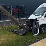 Camionnette percute un poteau électrique à Ciney : le conducteur est blessé