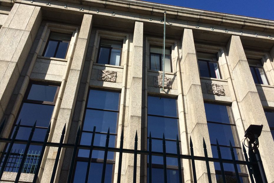 Un homme retrouvé mort dans son appartement, son colocataire alcoolisé avoue des violences.