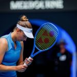Elise Mertens éliminée en simple et contrainte de renoncer au double en raison d'une blessure.