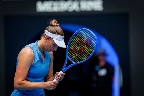 Elise Mertens éliminée en simple et contrainte de renoncer au double en raison d'une blessure.
