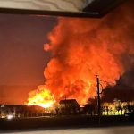 Incendie dans une scierie : fumée visible à des kilomètres de distance