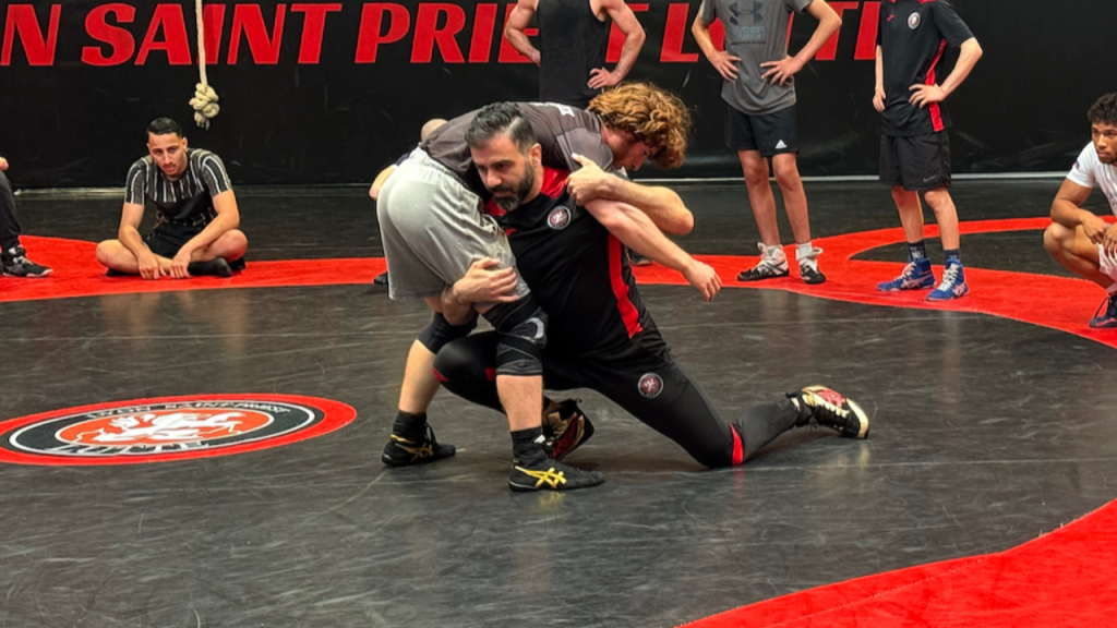 Ses lutteurs de Saint-Priest devaient s'entraîner en Iran, ils rentrent finalement à Lyon : “Dans un climat de guerre, on ne prend pas de risques”