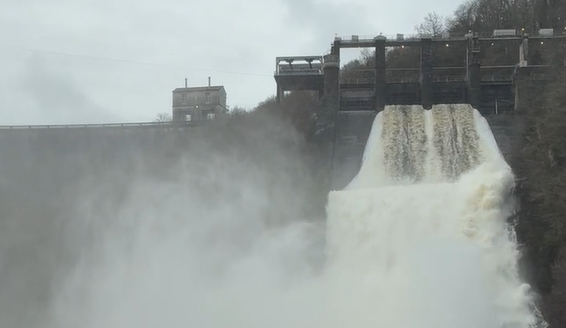 VIDÉO. Après avoir contenu la crue de la Creuse, le barrage d'Éguzon ouvre les vannes