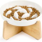 Gamelle Anti Glouton Céramique Surélevée Chat, Assiette Régime avec Support Bambou Anti Vomissement pour Chat Glouton, Bol Plat pour Chaton Alimentation Lente, Rond, Beige