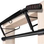 L&rsquo;original – Barre de traction pour cadre de porte – Barre de traction très résistante [200 KG] – Barre de porte sans montage – 20cm plus haut dans le cadre – Aussi pour dips & push ups