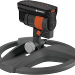 Arroseur oscillant ZoomMaxx de Gardena : arroseur variable pour différentes exigences et surfaces de 9 à 216 m², portée 3 à 18 m, largeur de jet 3 à 12 m, avec socle (8127-20)