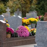 Rites funéraires assouplis chez catholiques et musulmans : témoignages sur des contraintes lourdes