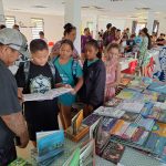 L’incontournable feuilletage sur les stands des maisons d’édition (Crédit : Anne-Charlotte Lehartel).