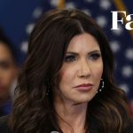 Kristi Noem ne dit pas que la Bible a été écrite en anglais par Jésus - RTBF Actus