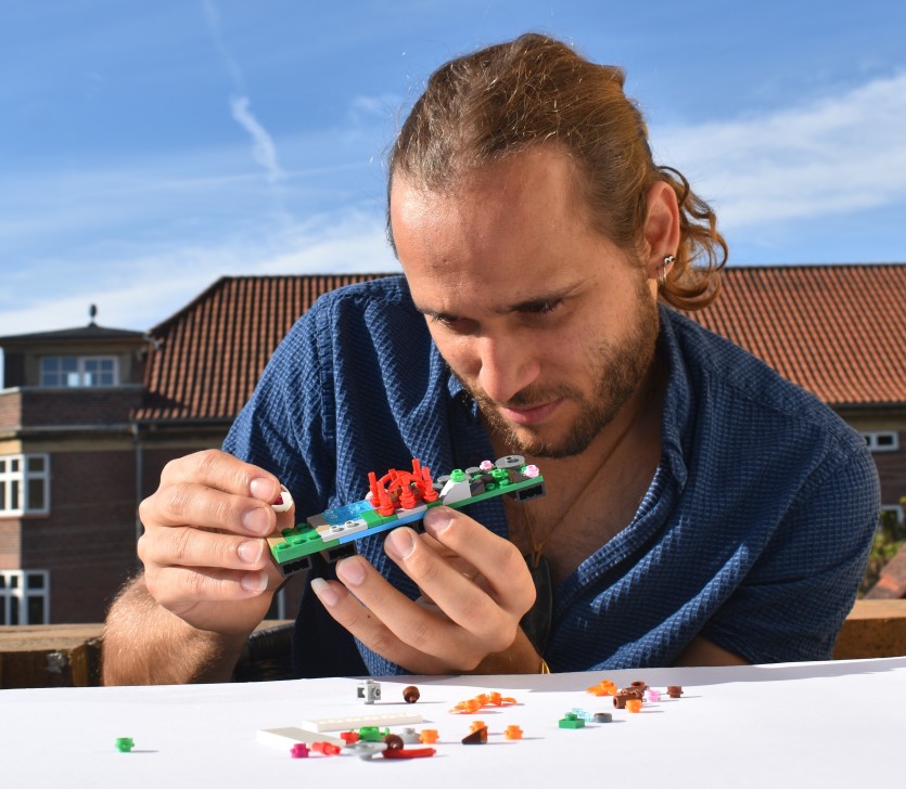 Un Calédonien crée des jeux originaux pour Lego et partage son expérience.