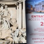 À Rome, la fontaine de Trevi impose un tarif pour contrer le surtourisme.