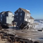Aux États-Unis, des maisons sur une bande de sable s'effondrent dans l'océan à cause de l'érosion