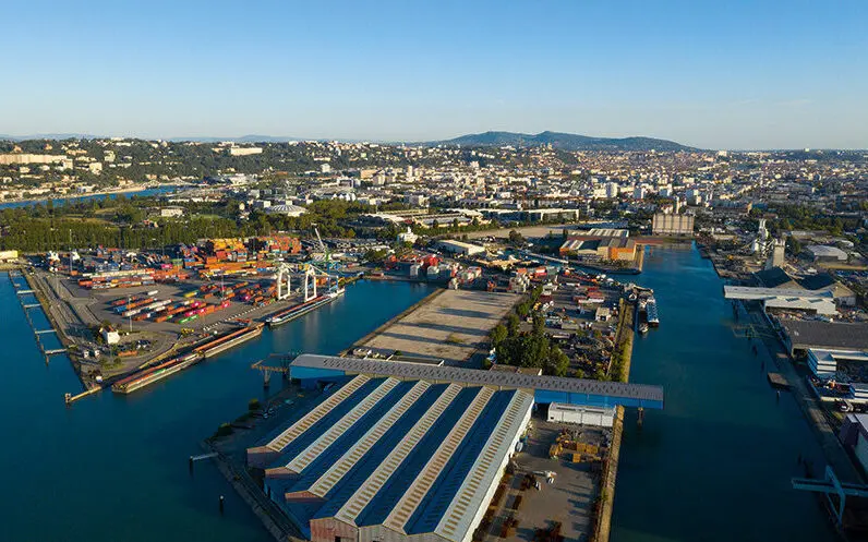 CMA CGM investit dans une barge électrique pour le transport fluvial sur le Rhône à Lyon