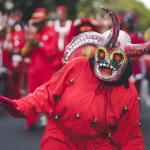 DIRECT. Carnaval de Martinique 2026 : marée rouge le Mardi Gras à Fort-de-France