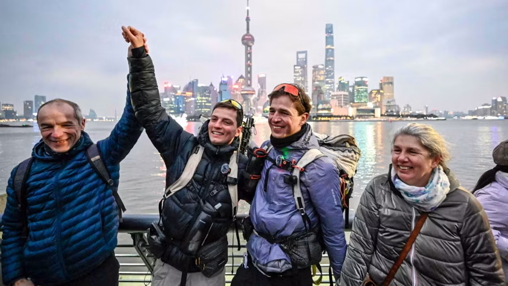 Deux Français marchent d'Annecy à Shanghai : un défi de 12 000 km réalisé
