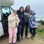 Camping en hiver sous la pluie : les touristes qui choisissent la Bretagne malgré tout